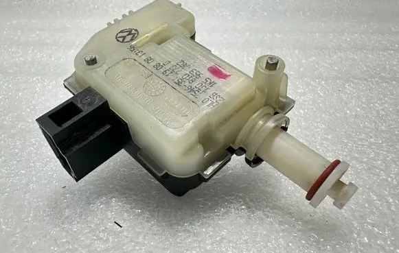 Volkswagen Touareg I Fuel tank cap lock 1K5959782 1J0810773D 7546351