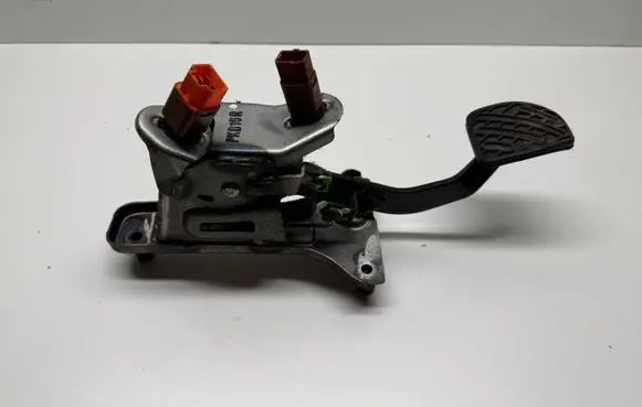 Nissan Juke I F15 Clutch pedal