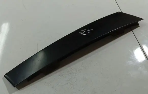 Volkswagen Polo IV 9N3 Front door glass trim molding 6Q4837901F
