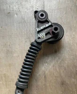 Suzuki Grand Vitara II Generator/alternator belt tensioner