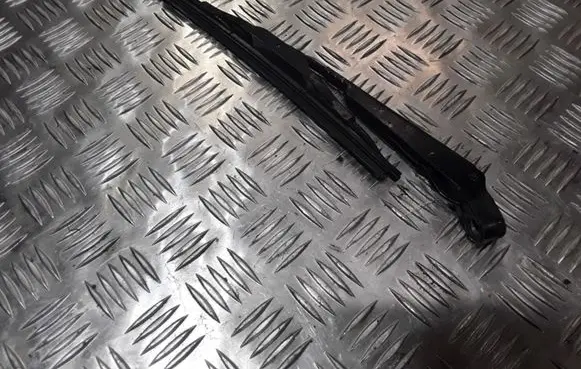 Rear wiper blade arm