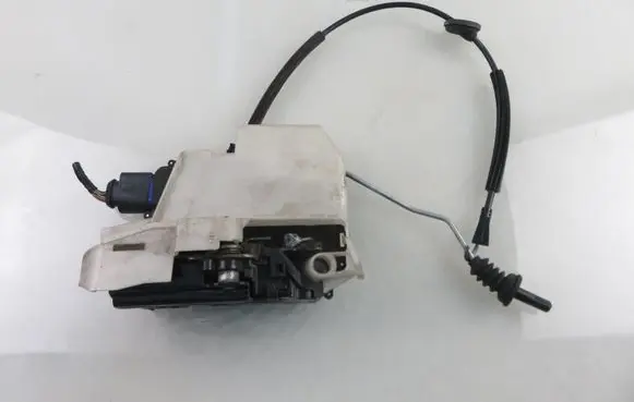 Volkswagen PASSAT B5.5 Front door lock 