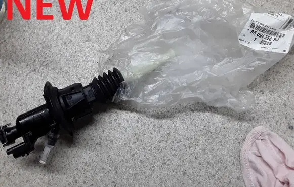 Peugeot 308 Clutch master cylinder 9809425480