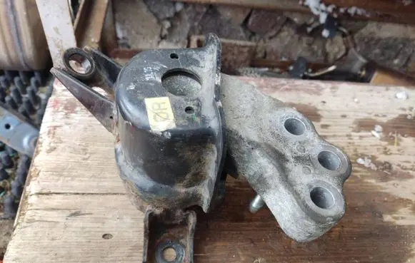 Toyota RAV 4 (XA30) Engine mount bracket