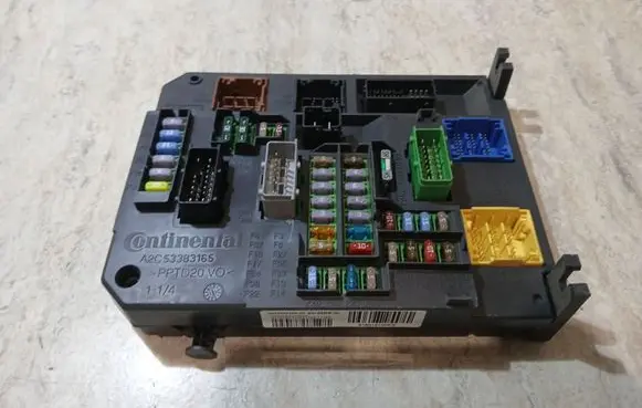 Peugeot 508 Fuse module 9664992380