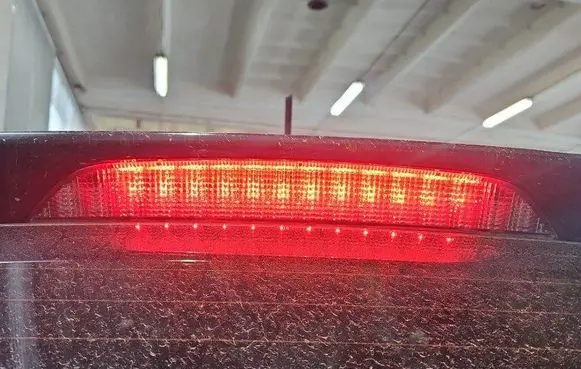 Third/center stoplight