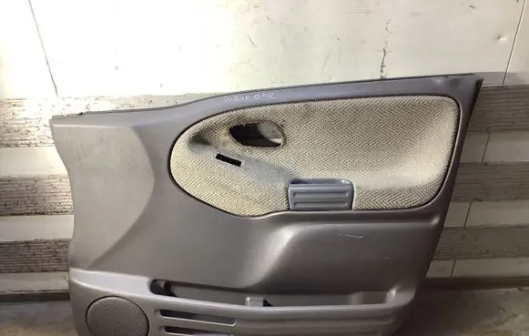 Suzuki Grand Vitara I Front door card panel trim 8371165D