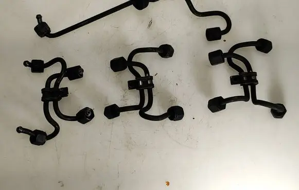 Fuel injector supply line/pipe