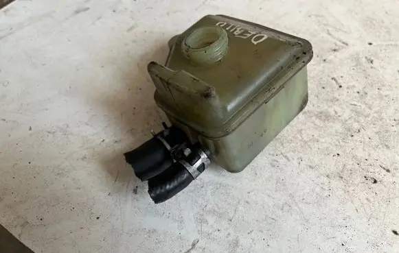 Power steering fluid tank/reservoir
