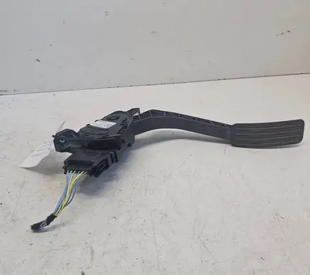Accelerator throttle pedal