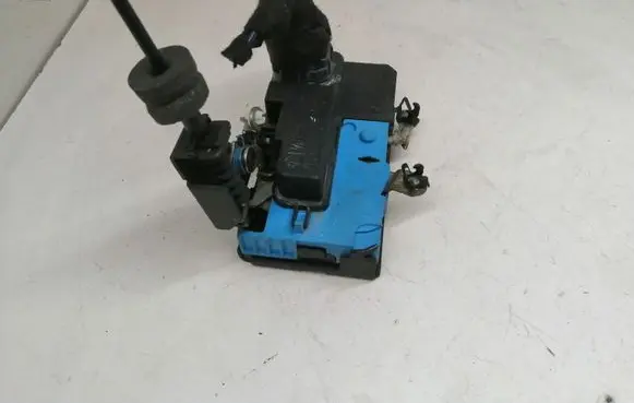 Volvo XC70 Front door lock 30784525