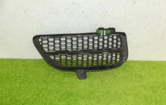 Volkswagen Touareg I Front bumper lower grill 7L6853666B