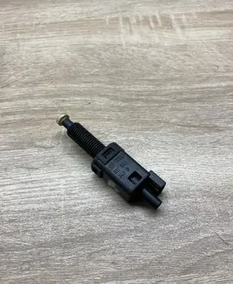 Volkswagen PASSAT B5 Brake pedal sensor switch 811907343B