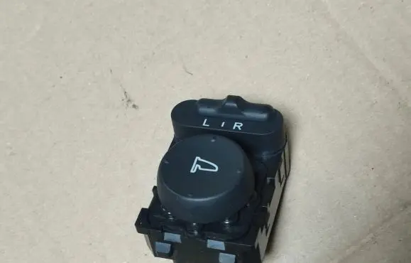 Wing mirror switch