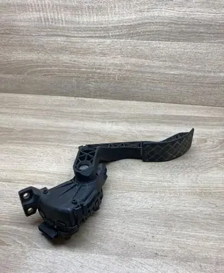 Volkswagen PASSAT B5 Accelerator throttle pedal 8D1723523G