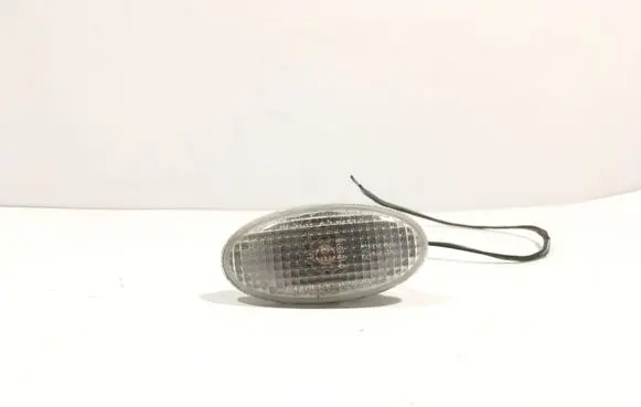 Nissan Qashqai Front fender indicator light E13010635 P2829