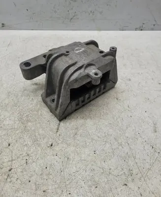 Volkswagen PASSAT B6 Engine mount bracket 1K0199262