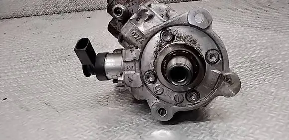 BMW 3 E90 E91 Fuel injection high pressure pump 0445010517 7810696