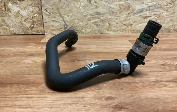 Engine coolant pipe/hose