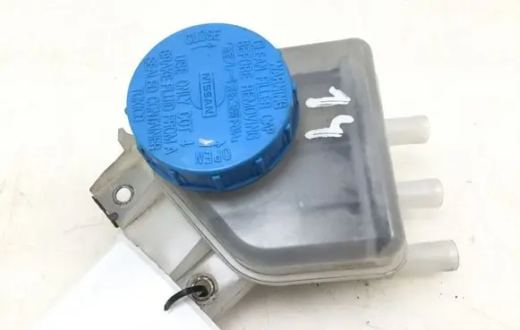 Nissan Almera Tino Brake fluid reservoir 