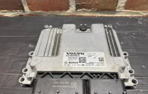 Volvo XC40 Engine control unit/module ECU 32360463 1034486096