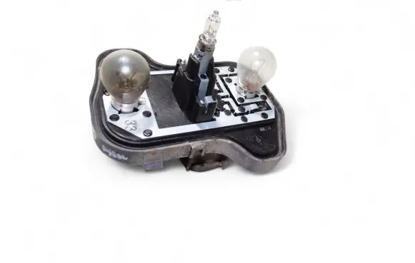 Volkswagen Golf V Tail light bulb cover holder