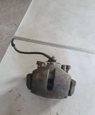 Volkswagen PASSAT B6 Front brake caliper