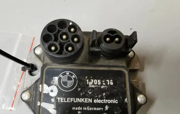 BMW 3 E36 Ignition amplifier control unit 1705608 337179 8631