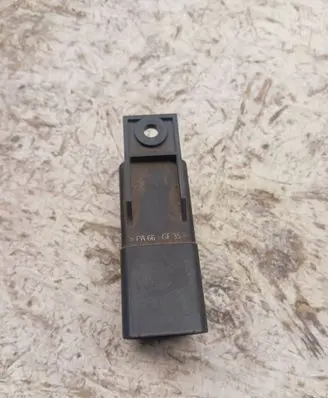Volkswagen PASSAT B7 Glow plug pre-heat relay 0281003038