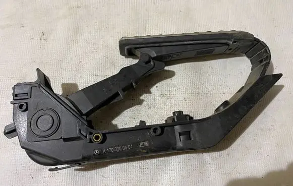 Mercedes-Benz C W203 Accelerator throttle pedal a1703000404 1703000404