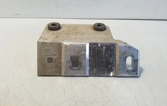 Engine mounting bracket