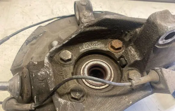 Volvo S60 Front wheel hub spindle knuckle P30714271