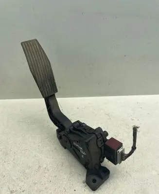 Accelerator throttle pedal