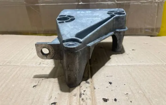 Seat Ibiza III (6L) Engine mounting bracket 038199207AJ