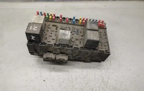 Volkswagen Golf III Fuse module 357937039