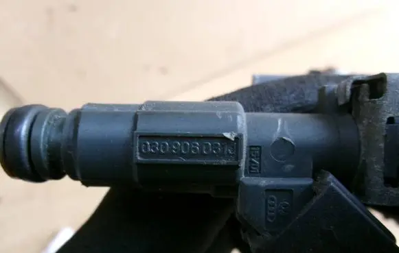 Volkswagen Lupo Fuel injector 030906031J