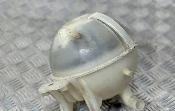 Volkswagen Crafter Coolant expansion tank/reservoir 18052120 70022537 A9065010503