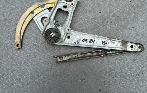 Nissan Patrol Y60 Rear window lifting mechanism without motor 8270026J00