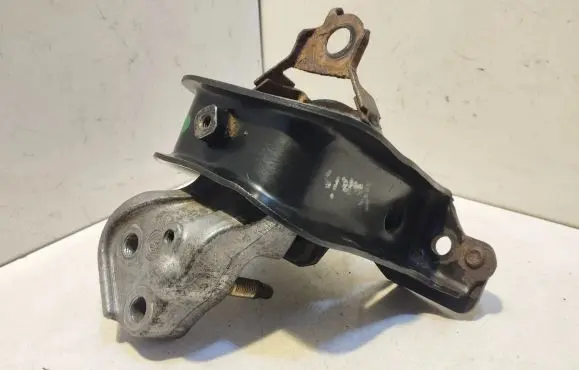 Toyota Yaris Engine mount bracket 123620N010