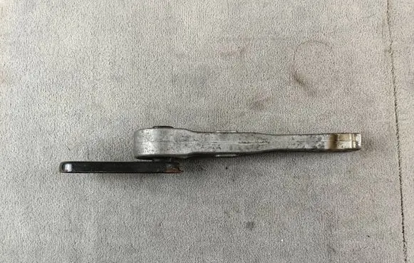 Engine mounting bracket