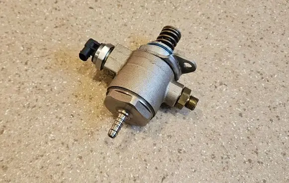 Audi Q5 SQ5 Fuel injection high pressure pump 06J127025G