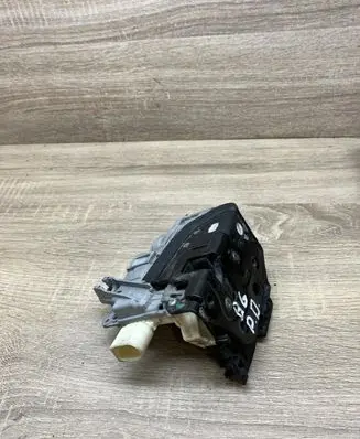 Volkswagen PASSAT B6 Front door lock 3C1837016A