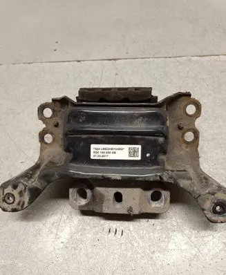 Engine mount bracket