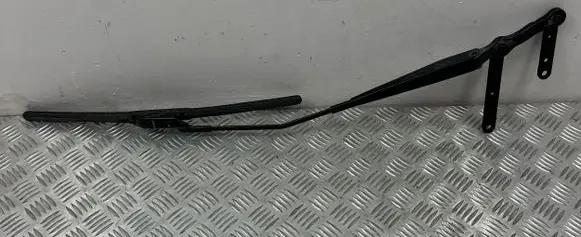 BMW 2 F46 Front wiper blade arm 7335971