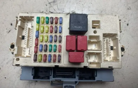 Alfa Romeo 159 Fuse module 60681000 NPL93971 202110030