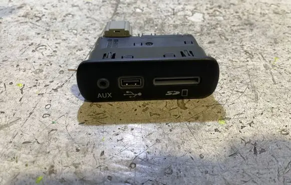 Dodge Challenger USB socket connector 68206384AC 33169193 0206168975