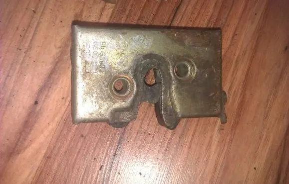 Seat Toledo I (1L) Rear door lock 1L0839016