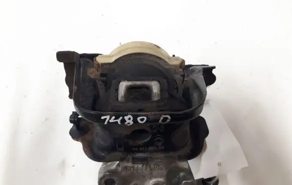 Citroen DS3 Engine mount bracket 9681706580