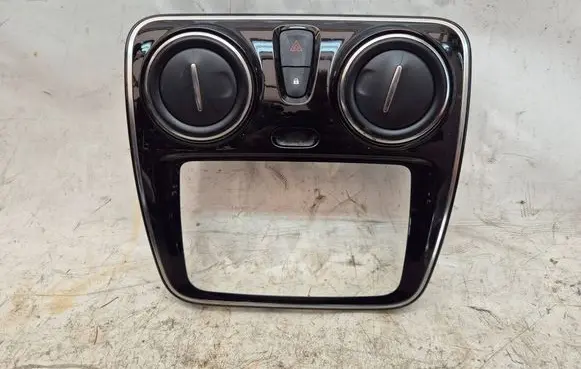 Dacia Lodgy Radio/GPS head unit trim 682605785R