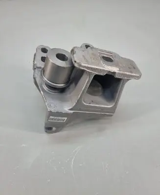 Land Rover Evoque II Engine mounting bracket L8D26P096AB